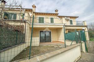 VILLA A SCHIERA A FORANO