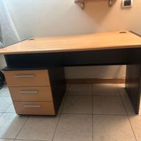 Scrivania da ufficio con cassettiera