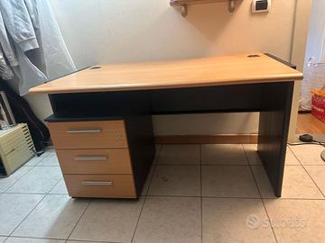 Scrivania da ufficio con cassettiera