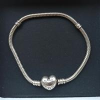 bracciale PANDORA MOMENTS chiusura a cuore 