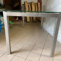 Scrivania in vetro e metallo