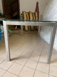 Scrivania in vetro e metallo