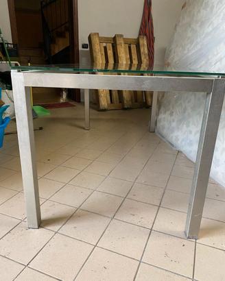 Scrivania in vetro e metallo