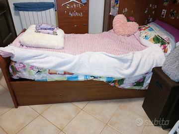 LETTI (2) SINGOLI  CON RETE A DOGHE  E MATERASSI