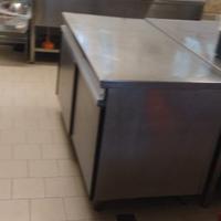 Banco da lavoro con sportelli e carello in acciao