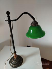 Lampada da tavolo con vetro verde