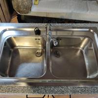 Lavello da cucina, doppia vasca, con miscelatore