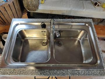 Lavello da cucina, doppia vasca, con miscelatore
