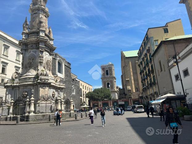 NEGOZIO A NAPOLI