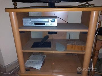 Mobile porta TV con ante in cristallo.