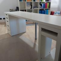 Scrivania da ufficio o studio con cassettiera