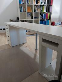 Scrivania da ufficio o studio con cassettiera