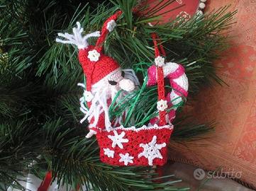 Varie composizioni con Babbo Natale ad uncinetto