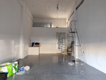 Locale commerciale Carbonia in piazza