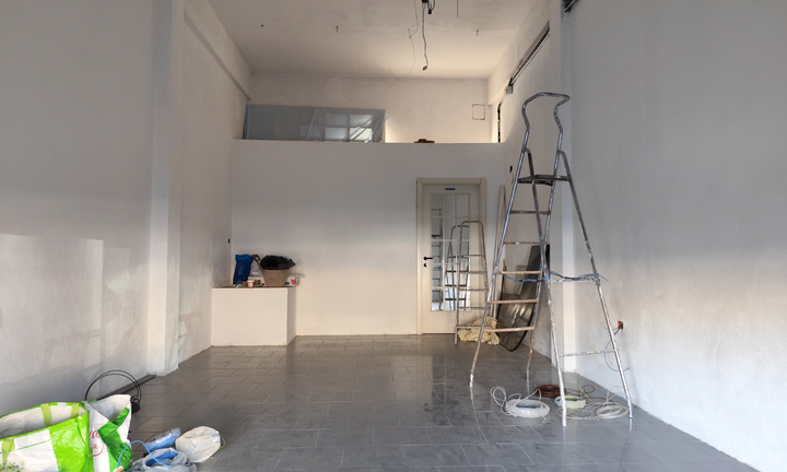 Locale commerciale Carbonia in piazza