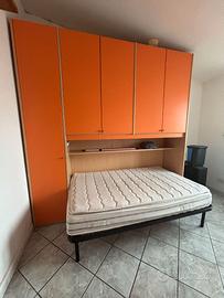 Armadio arancione con specchio