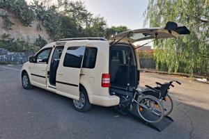 Volkswagen Caddy Pianale ribassato con rampa disab