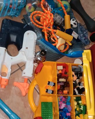 cesto pieno di giochi