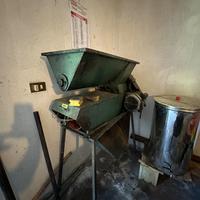 Macina uva diraspatrice