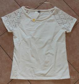T-Shirt bianca – inserti in pizzo sulle spalle