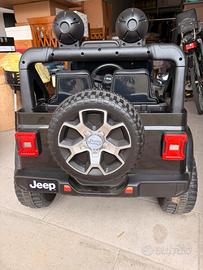 Auto elettrica per bambini Jeep Wralmngler nera