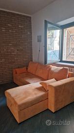 Divano angolare arancione con chaise longue 