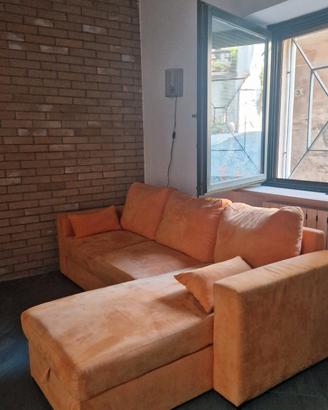 Divano angolare arancione con chaise longue 