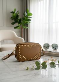 Borsetta Prada tracolla con borchie