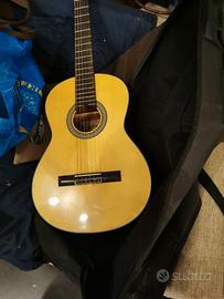 Chitarra classica con custodia