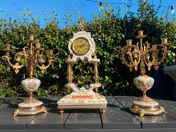 Orologio da tavolo con candelabri
