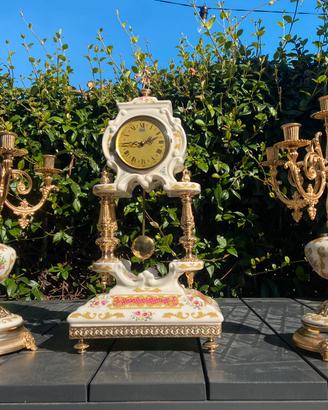 Orologio da tavolo con candelabri