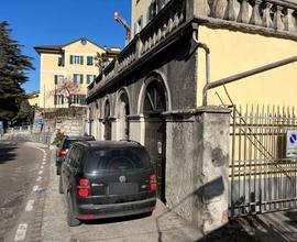 Vicino al centro, commerciale con parcheggi