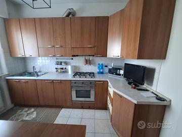 cucina comprensiva di un alto forno da incasso