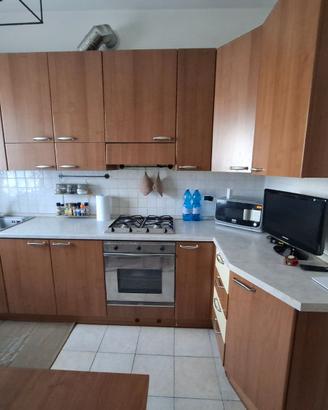 cucina comprensiva di un alto forno da incasso