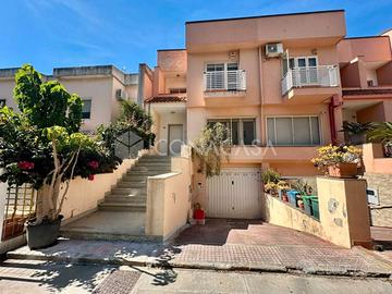 VILLA A SCHIERA CON CORTILE E GARAGE