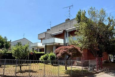 Villa di 200 m² con 5 locali e box auto doppio a A