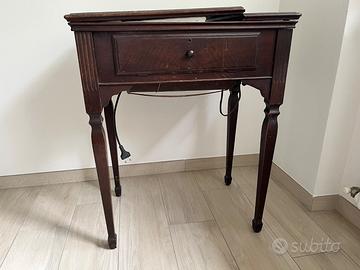 Mobile antico con macchina da cucire