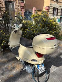 Vespa LX125 color crema