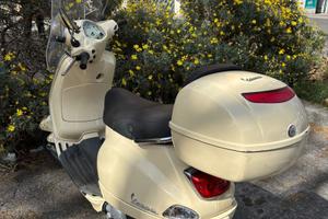 Vespa LX125 color crema