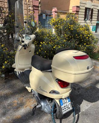 Vespa LX125 color crema