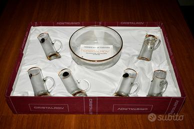 Servizio aperitivo con piatto per salatini