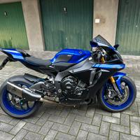 YAMAHA R1