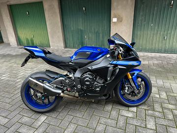 YAMAHA R1