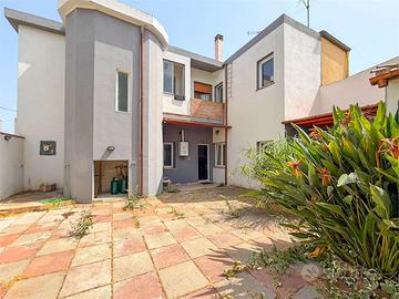 Casa indipendente frazionabile con giardino