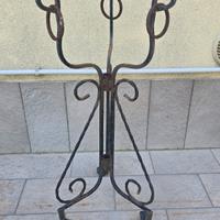 Portavaso in ferro battuto vintage
con ruote 