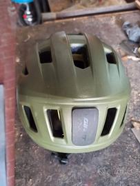 Casco Giant modello Liv con sistema mips