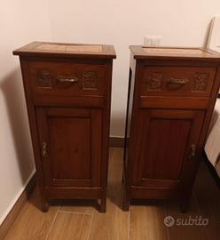 Coppia di comodini antichi in legno massello 