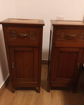 Coppia di comodini antichi in legno massello 