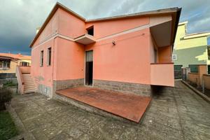 Villa indipendente con lotto edificabile