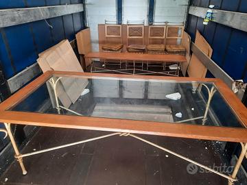 Tavolo, 4 sedie e panca in ferro battuto. Molto be